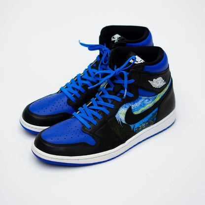 Sonic blue elastic shoelaces with a vibrant design, paired with high-top sneakers featuring black and blue colors.